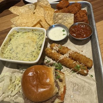 BJ's Restaurant & Brewhouse - Brewhouse Bites Sampler - New American Near Me - San Antonio, Texas
