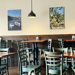 Little Greek Fresh Grill - Plenty of seating