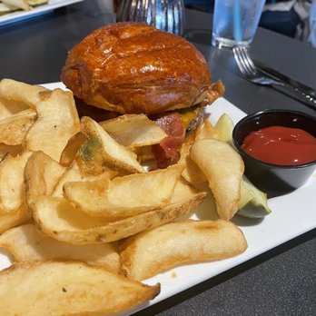 Meade Street Bistro - Burger - Bars Near Me - Appleton, Wisconsin
