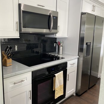Morales Cabinets - After, the appliances and trash bin are on this side of the kitchen. - Cabinetry Near Me - Tampa, Florida Morales Cabinets - After, the appliances and trash bin are on this side of the kitchen. - Cabinetry Near Me - Tampa, Florida