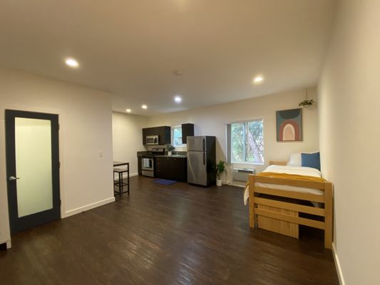 Hollywood Off Vine (Hov) by null