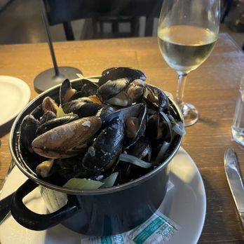Brussels Bistro - Mussels marnière Sancerre Sauvignon blanc - Belgian Near Me - San Clemente, California Brussels Bistro - Mussels marnière Sancerre Sauvignon blanc - Belgian Near Me - San Clemente, California