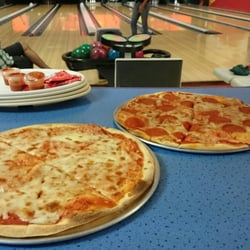 Bol Polanco AMF - Pizza de queso y pepperoni en el boliche.
