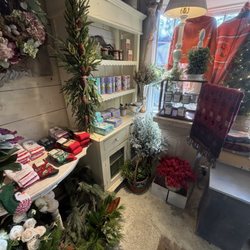 Annabel Green Flowers - Adorable, quintessential New England gift and flower store. Definitely worth the stop in.