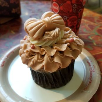 Sunshine Seasons - Rose gold cupcake - American Near Me - Lake Buena Vista, Florida Sunshine Seasons - Rose gold cupcake - American Near Me - Lake Buena Vista, Florida