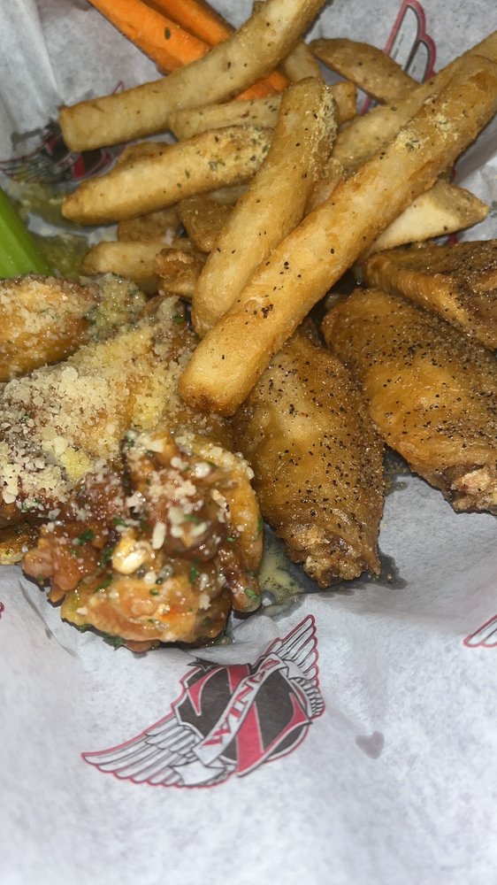 Z Wings Sports Bar & Grill Logo