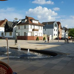 Blick von der Terrasse zum Brunnen