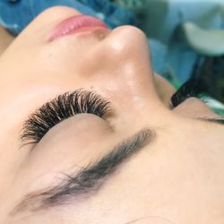 Niomi Ashlee Beauty - Volume