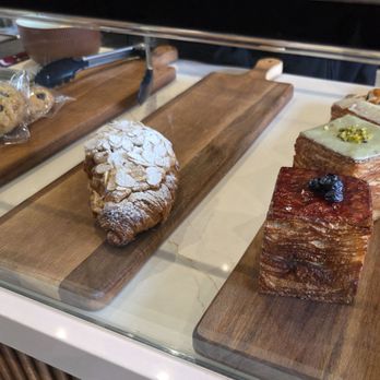 Lova Cafe and Bakery - Desserts Near Me - Toronto, Ontario