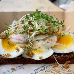 Aamanns Deli - Egg & shrimps smorrebrod