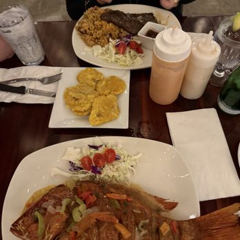 El Nuevo Acuario - Whole red snapper with garlic sauce, churrasco and tostones - Seafood Near Me - Punta Cangrejo, Puerto Rico El Nuevo Acuario - Whole red snapper with garlic sauce, churrasco and tostones - Seafood Near Me - Punta Cangrejo, Puerto Rico