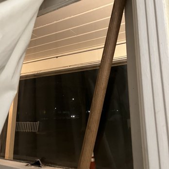 Nevada City Inn - Poor keeping window "secured" - Hotels Near Me - Nevada City, California