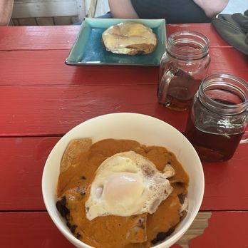 Papi's Pies - Chilaquiles, croque madame in back and peach iced teas - Desserts Near Me - Round Rock, Texas