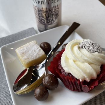 American Airlines Flagship Lounge - Pastries - Airport Lounges Near Me - Chicago, Illinois