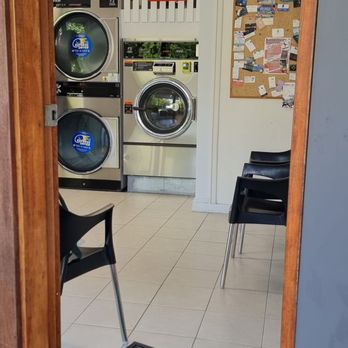 Indooroopilly Laundry - Big machine room!  Massive Washer and 2 Mega Dryers - Laundromat Near Me - Taringa, QLD