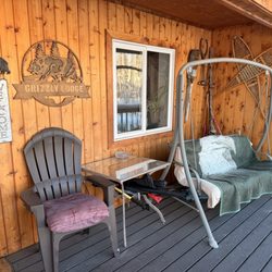 Alaska Grizzly Lodge - Front porch