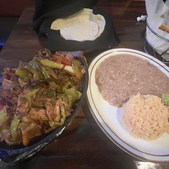 El Tarasco Restaurant - Trio Fajitas, rice and beans with a side of house made corn tortillas - Mexican Near Me - Hanford, California