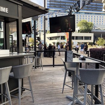 Tom's Watch Bar - Check out that line to get in. There are still plenty of seat to sit outside for free. - Sports Bars Near Me - Sacramento, California