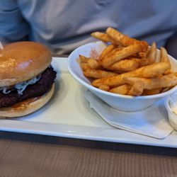 The Ridge Social Eatery - Friend chicken sandwich and Cajun fries