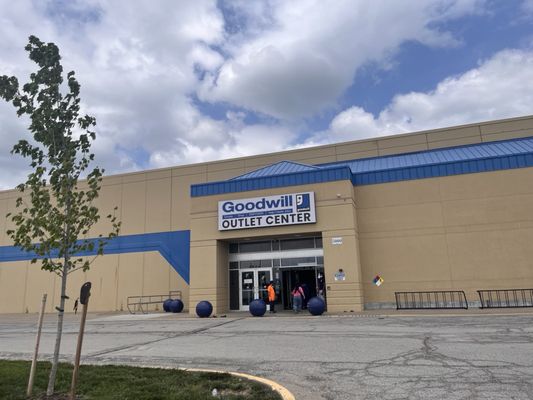 GOODWILL OUTLET STORE - Updated June 2026 - 22 Photos & 45 Reviews ...