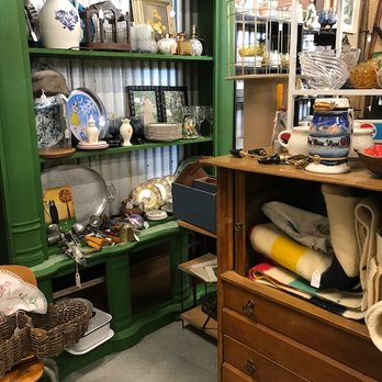 The Chirping Frog - Lots of different vendor booths - Antiques Near Me - Worden, Illinois