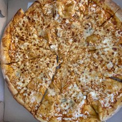 Mar’s Pizza - Chicken wing pizza