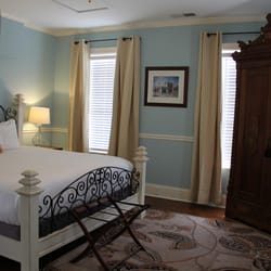 Dahlonega Square Hotel & Villas - McGuire Suite at The Dahlonega Square Hotel - King bed