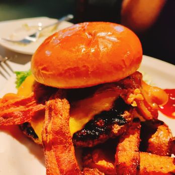 Ruven's - a burger and fries on a plate - Delis Near Me - Delray Beach, Florida