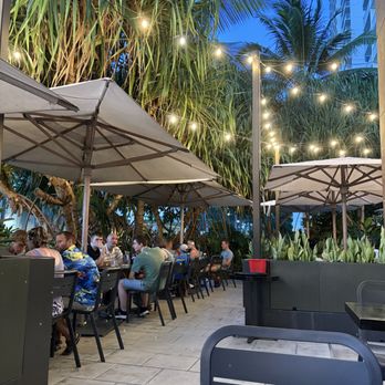 Momosan Waikiki - Outside Patio - Ramen Near Me - Honolulu, Hawaii