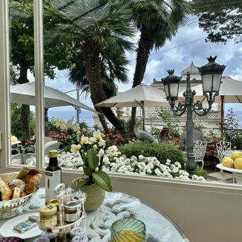 Hotel Excelsior Parco - Breakfast with both lovely garden and ocean views - Capri, NA