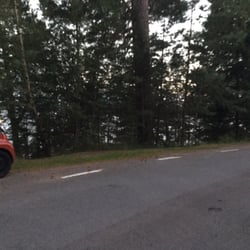 lövviks strand - En bil får plats på den lilla mötesplatsen. Det här är ett ställe där man vill vara själv, så det är perfekt att veta om någon redan är här.