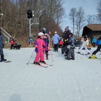 Beech Mountain Ski Resort - Play-Yard (Bunny Hill) - Ski Resorts Near Me - Beech Mountain, North Carolina Beech Mountain Ski Resort - Play-Yard (Bunny Hill) - Ski Resorts Near Me - Beech Mountain, North Carolina