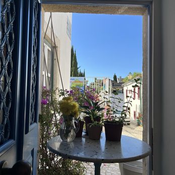 Ludo’s - Window view - Breakfast & Brunch Near Me - Lisbon, 11 Ludo’s - Window view - Breakfast & Brunch Near Me - Lisbon, 11