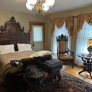 Toll House Bed & Breakfast - Our bedroom - Bed & Breakfast Near Me - Manitowoc, Wisconsin