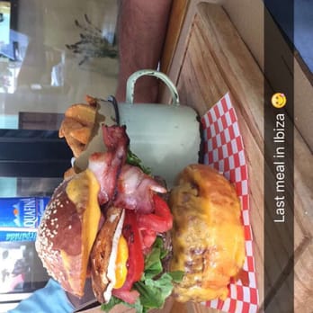 Retro Gusto - Double American burger - Breakfast & Brunch Near Me - Ibiza, PM