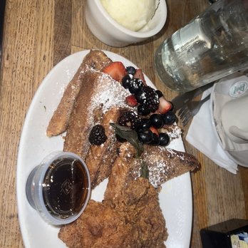 Peaches HotHouse - Granola crusted French toast with berries, fried chicken and side of mashed potato's - Southern Near Me - Brooklyn, New York Peaches HotHouse - Granola crusted French toast with berries, fried chicken and side of mashed potato's - Southern Near Me - Brooklyn, New York