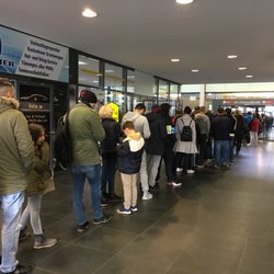 Kfz-Zulassungsstelle Köln - Unfassbare Wartezeiten. Hoffnungslos überfüllt.