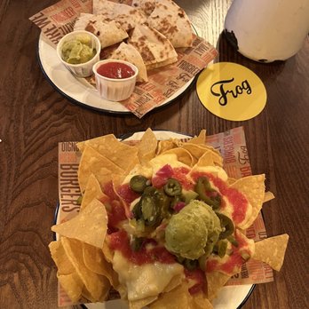 The Frog & Princess - Quesadillas au poulet, nachos (chicken quesadillas, nachos) - Pubs Near Me - Paris, 75