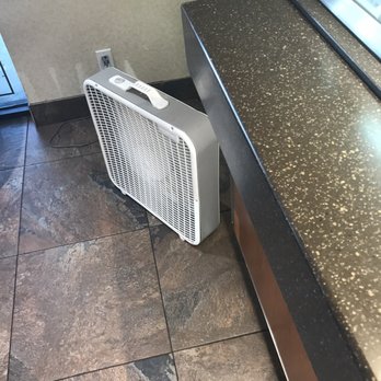 Häagen-Dazs - A small fan for such a big place. All is doing is throwing hot air. Makes it worse. - Juice Bars & Smoothies Near Me - Miami Lakes, Florida