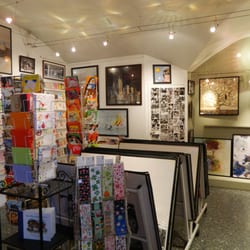 Bellecour Art Expression - Un magasin coloré où les cartes côtoient les reproductions encadrées.