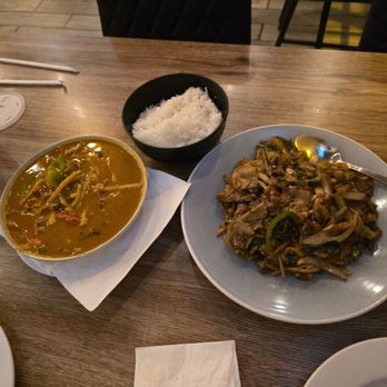 Gata Thai Cuisine - Duck curry &  N3. Pad Kea Mao (Drunken Noodles) - Thai Near Me - Henderson, Nevada