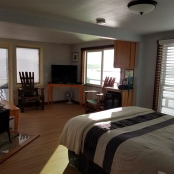 At the Bay's Edge - A clean and beautiful apartment - Hotels & Travel Near Me