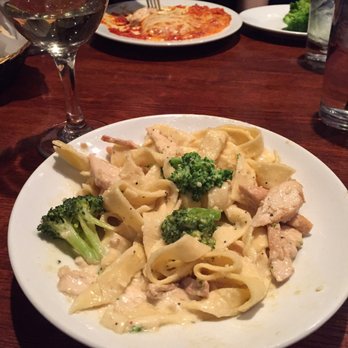 BRODY'S ITALIAN - Chicken fettuccini Alfredo with broccoli!! Delicious! A little Pino Grigio to go with it. - Italian Near Me - Phoenix, Arizona BRODY'S ITALIAN - Chicken fettuccini Alfredo with broccoli!! Delicious! A little Pino Grigio to go with it. - Italian Near Me - Phoenix, Arizona