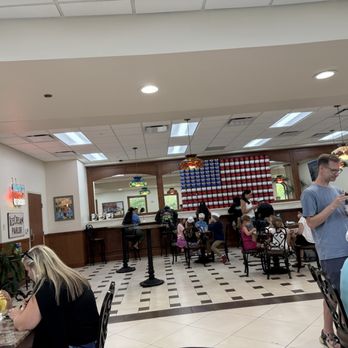 Blue Bell Creameries - Sitting area - Ice Cream & Frozen Yogurt Near Me - Brenham, Texas