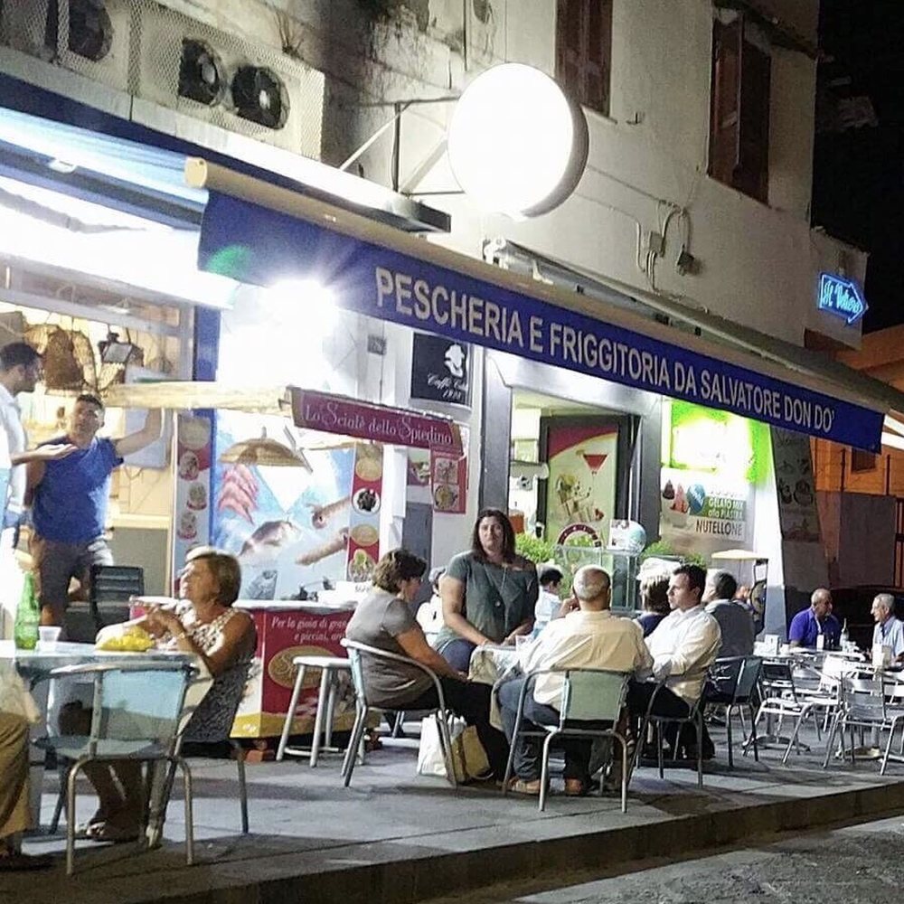 Pescheria DA Salvatore - The outside seating - Specialty Food Near Me - Sant'antonio Abate, NA