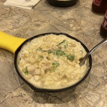 Mac N' Out Macaroni & Cheese - chicken broccoli mac - American Near Me - Milford, Connecticut