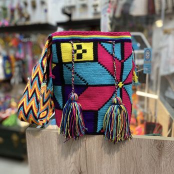 Bargain Town Flea Market - Bellos bolsos originales Wayuu - Flea Markets Near Me - Homestead, Florida Bargain Town Flea Market - Bellos bolsos originales Wayuu - Flea Markets Near Me - Homestead, Florida