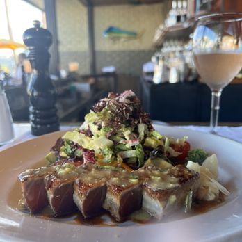 Houston's Restaurant - Sashimi Tuna Salad & rosé - American Near Me - Pompano Beach, Florida
