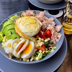 Brunos Käseladen - Gemischter Salat mit extra Avocado und Ziegenkäsetaler