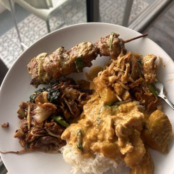Olay's Thai Lao Cuisine - Pumpkin curry pad Thai drunken noodle chicken sauté - Thai Near Me - Honolulu, Hawaii Olay's Thai Lao Cuisine - Pumpkin curry pad Thai drunken noodle chicken sauté - Thai Near Me - Honolulu, Hawaii